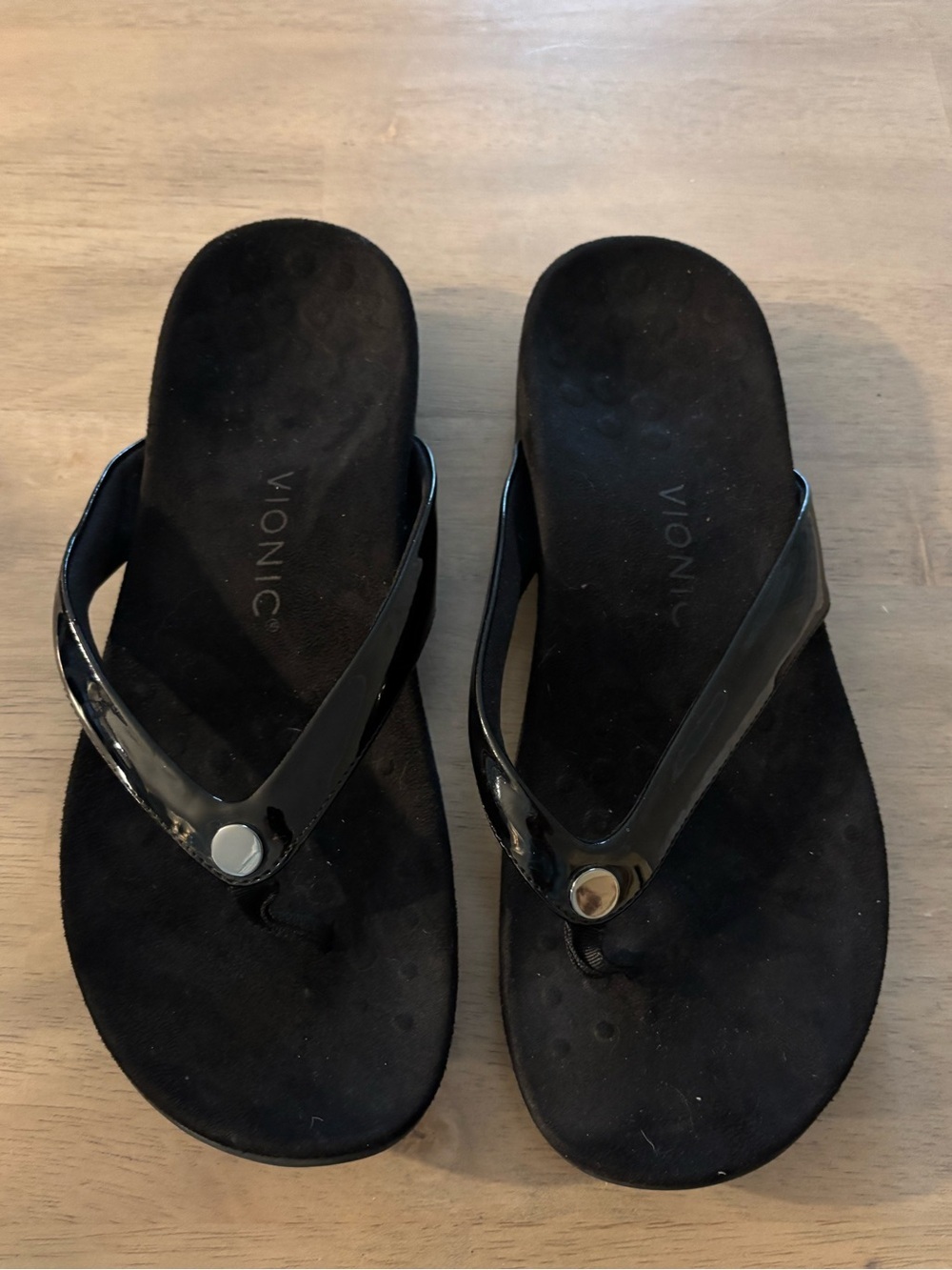 Vionic Mona Black Patent Leather Flip-Flop Sandals